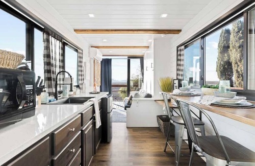 Tulare Apartamento | Rooftop Spa! Tiny Cargo Home, Farm Experience