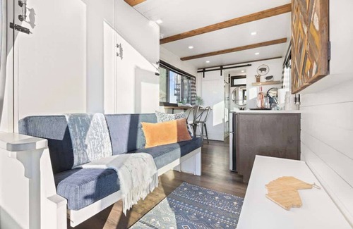 Tulare Apartamento | Rooftop Spa! Tiny Cargo Home, Farm Experience