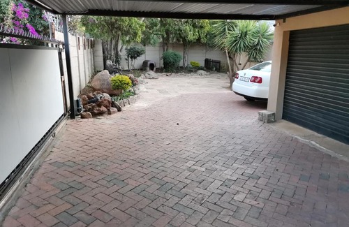 Greater Johannesburg Metropolitan Area Casa | Rooikrans Guest House