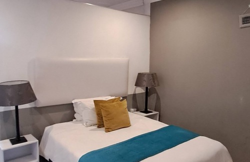 Maseru Cama Y Desayuno | Room 1 : Sleeps 3 with Private Bathroom