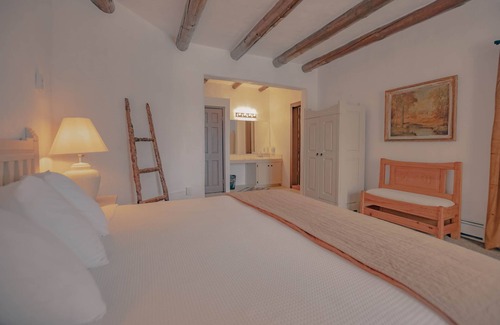 Taos Apartamento | Room 2 - Mountain View King Suite
