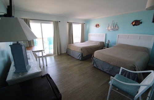 Topsail Beach Hotel | Room#204 Standard 2 Double Beds Pets Yes