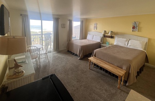Topsail Beach Hotel | Room#208 Standard 2 Double Beds Pets Yes