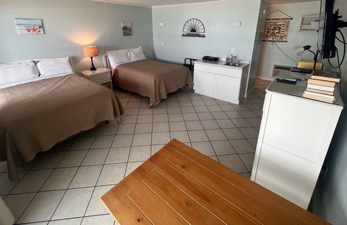 Topsail Beach Hotel | Room #314 Mini Efficiency 2 Double Beds Pets Yes