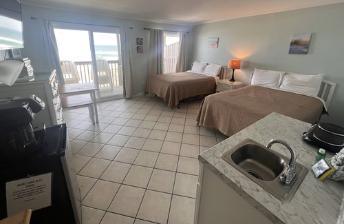 Topsail Beach Hotel | Room #314 Mini Efficiency 2 Double Beds Pets Yes