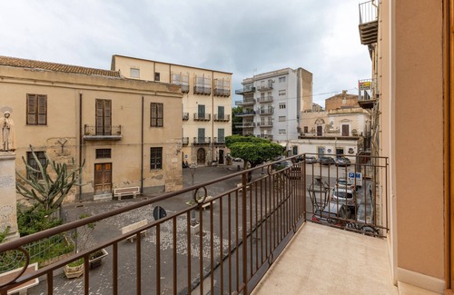 Licata Apartamento | Habitación 'Al Duomo - Camera King' con terraza compartida, Wi-Fi y aire acondicionado.