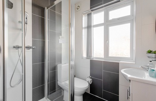 Queensbury Casa | Room-apple House Wembley - Family Room w