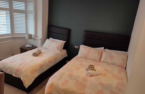 Queensbury Casa | Room-apple House Wembley - Family Room w