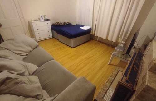 Adamsdown Casa | Room Available in shared house 5 minute walk from town