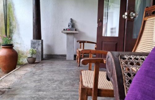 Pamankada East Casa | Room by the MANGO TREE