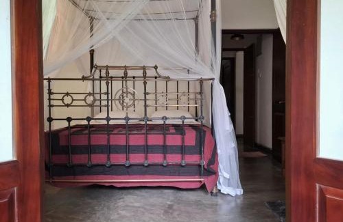 Pamankada East Casa | Room by the MANGO TREE
