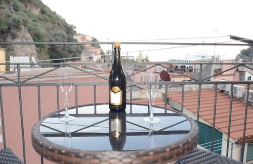 Cetara Apartamento | Room 'Camera Libeccio Sea View' with Sea View, Wi-Fi and Air Conditioning