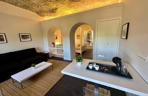 Setenil de las Bodegas Apartamento | Habitación 'Cueva 2' con vistas a la montaña, piscina privada y Wi-Fi