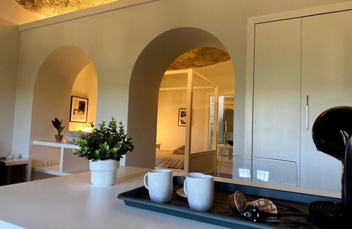 Setenil de las Bodegas Apartamento | Habitación 'Cueva 2' con vistas a la montaña, piscina privada y Wi-Fi