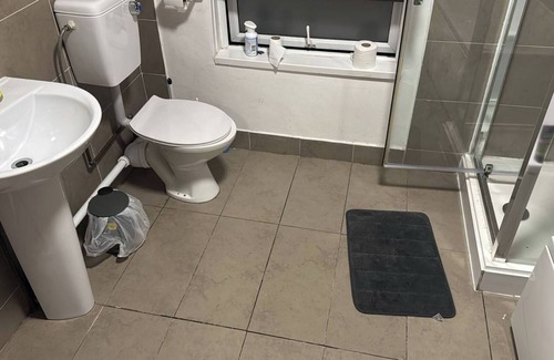 Thorpe Satchville Casa | Room-charming Leicester Guest Room With