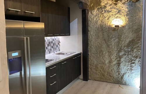 Setenil de las Bodegas Apartamento | Habitación 'Cueva 1' con vistas a la montaña, piscina privada y Wi-Fi