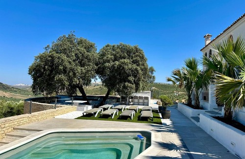 Setenil de las Bodegas Apartamento | Habitación 'Cueva 1' con vistas a la montaña, piscina privada y Wi-Fi