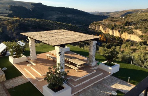 Setenil de las Bodegas Apartamento | Habitación 'Cueva 1' con vistas a la montaña, piscina privada y Wi-Fi