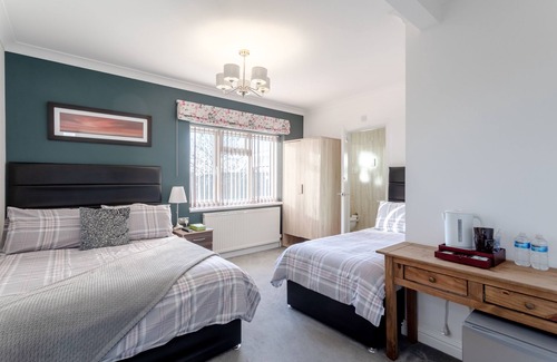 Queensbury Casa | Room-family Room With Private Bathroom