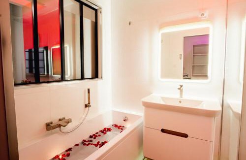 Montauban Apartamento | room five - parking, balnéothérapie, place nationale, un havre de paix