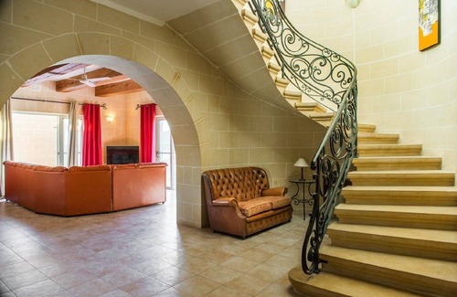 Ta' Għammar Cama Y Desayuno | HABITACIÓN PARA 3 PERSONAS CON BAÑO PRIVADO EN EL PASILLO