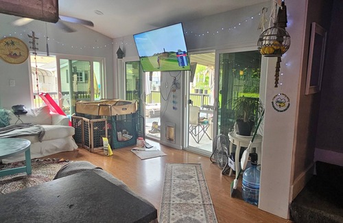 Lindenwood Park Cama Y Desayuno | Room for rent in my farmhouse, with a saltwater pool and fresh eggs!