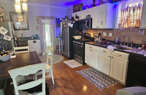 Lindenwood Park Cama Y Desayuno | Room for rent in my farmhouse, with a saltwater pool and fresh eggs!