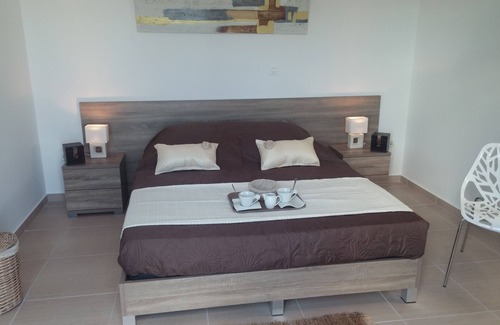 Kos Town Cama Y Desayuno | Se alquila habitación con vistas a la piscina con vistas al mar, con vistas al mar.