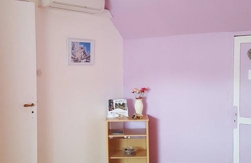 Etalondes Cama Y Desayuno | Room in a detached house with terrace and garden.