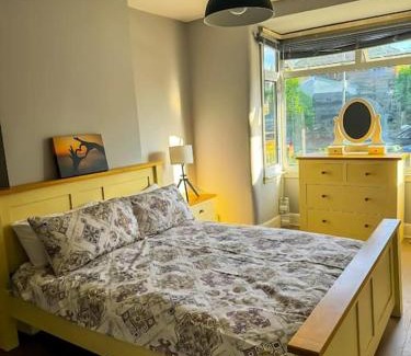 Surbiton Apartamento | Room in a house share - Kingsized room 25 min away from Central London