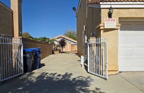 Lancaster Casa | room in a house with WiFi, AC, Microwave, Refrigerator, Tv, private entrance.