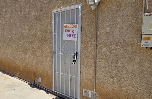 Lancaster Casa | room in a house with WiFi, AC, Microwave, Refrigerator, Tv, private entrance.