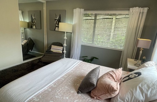 Rothesay Bay Casa | Room in a tropical garden with a pool and great location on North Shore