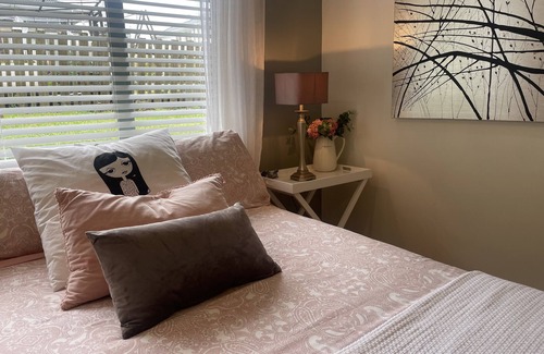 Rothesay Bay Casa | Room in a tropical garden with a pool and great location on North Shore