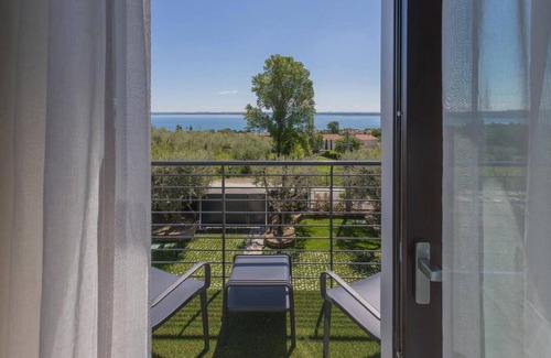 Moniga del Garda Cama Y Desayuno | Room in B&B - Insula Felix - Deluxe Triple Room With Sea View