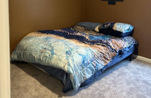 Fountain Inn Casa | room in Cozy 5 bedroom with Fireplace ,driveway and Large fenced Yard