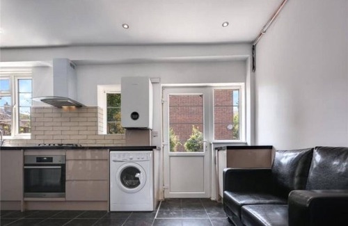 Cricklewood Casa | Room in Guest Room - Limehouse Townhomes Modern Spacious Double Room