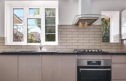 Cricklewood Casa | Room in Guest Room - Limehouse Townhomes Modern Spacious Double Room