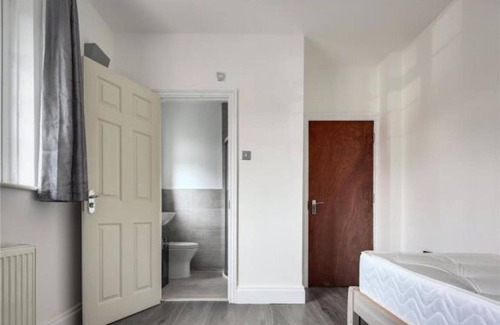 Cricklewood Casa | Room in Guest Room - Limehouse Townhomes Modern Spacious Double Room