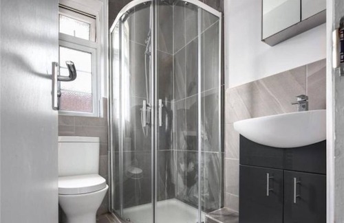 Cricklewood Casa | Room in Guest Room - Limehouse Townhomes Modern Spacious Double Room