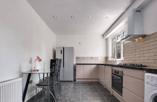 St. Dunstan's Casa | Room in Guest Room - Limehouse Townhomes Modern Spacious Serviced Double Room