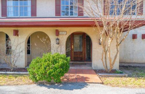 Leon Valley Casa | Room in Shared Mansion home Near Methodist Hospital