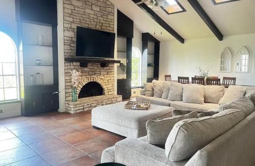 Leon Valley Casa | Room in Shared Mansion home Near Methodist Hospital