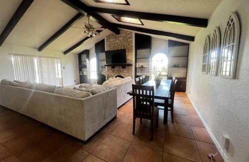 Leon Valley Casa | Room in Shared Mansion home Near Methodist Hospital