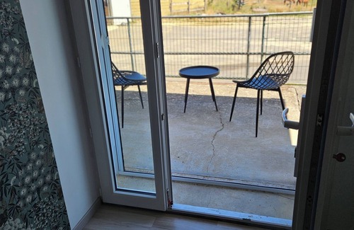 Maine-de-Boixe Cama Y Desayuno | Room in the heart of a stable, wake up to horses and animals!