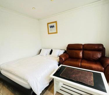 Whitton Casa | Room in Twickenham stadium London A
