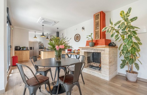Murchas Apartamento | Habitación 'La Boheme 5' con vistas a la montaña, Wi-Fi y aire acondicionado.