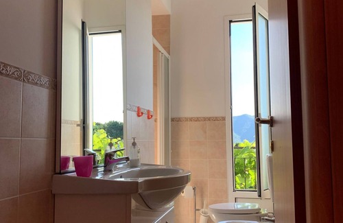 Ligo Cama Y Desayuno | Habitación 'Matrimoniale' con vistas a la montaña, Wi-Fi y aire acondicionado.