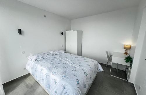 Rosny-sous-Bois Casa | Room only - Serene room with Chineses-Parisian