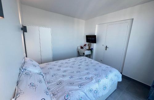 Rosny-sous-Bois Casa | Room only - Serene room with Chineses-Parisian